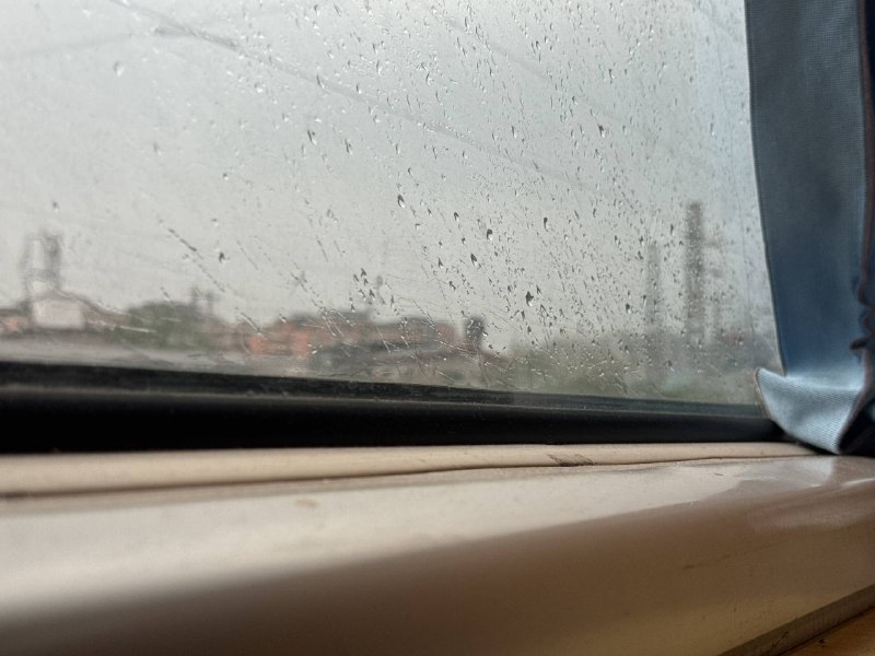 ＃雨の列车下雨天我偶尔会站在窗前发呆，看那些雨滴顺着玻璃往下爬