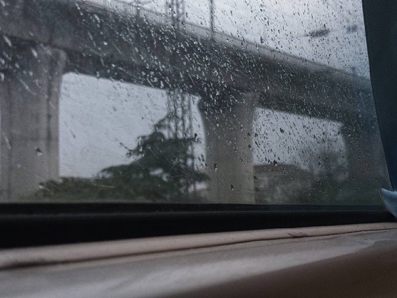 ＃雨の列车下雨天我偶尔会站在窗前发呆，看那些雨滴顺着玻璃往下爬